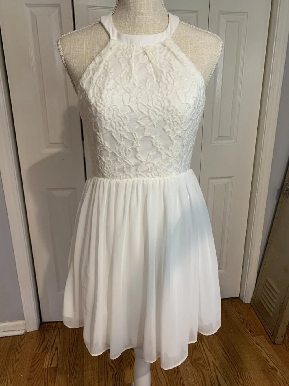 B. Darlin Junior White Sleeveless Lace Strappy Back Cocktail/Party Dress